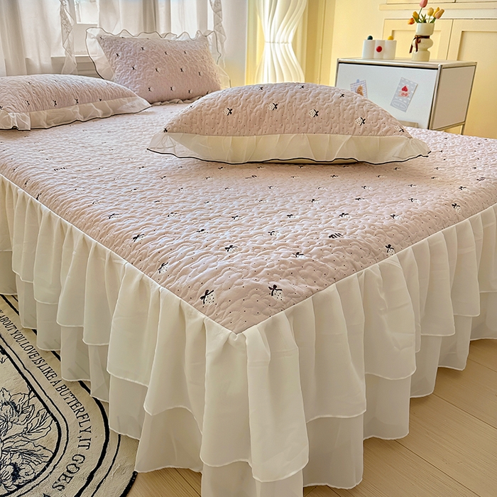 91家纺网 家纺一手货源 找家纺 易辰美 2025新款亲肤舒适印花夹棉公主风床裙 草莓啵啵-粉