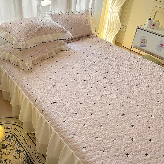 91家纺网 家纺一手货源 找家纺 易辰美 2025新款亲肤舒适印花夹棉公主风床裙 草莓啵啵-粉