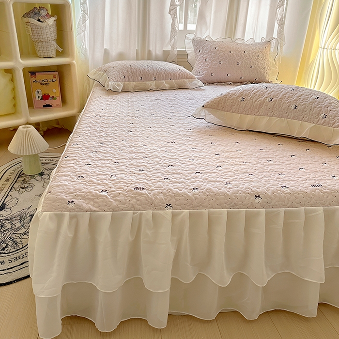 91家纺网 家纺一手货源 找家纺 易辰美 2025新款亲肤舒适印花夹棉公主风床裙 草莓啵啵-粉