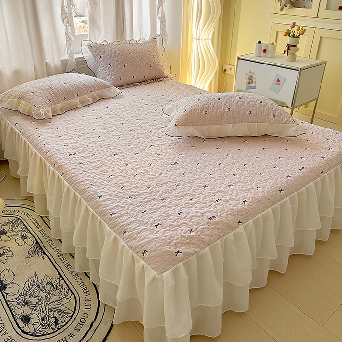 91家纺网 家纺一手货源 找家纺 易辰美 2025新款亲肤舒适印花夹棉公主风床裙 草莓啵啵-粉