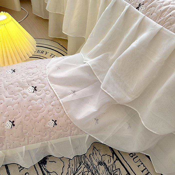 91家纺网 家纺一手货源 找家纺 易辰美 2025新款亲肤舒适印花夹棉公主风床裙 草莓啵啵-粉