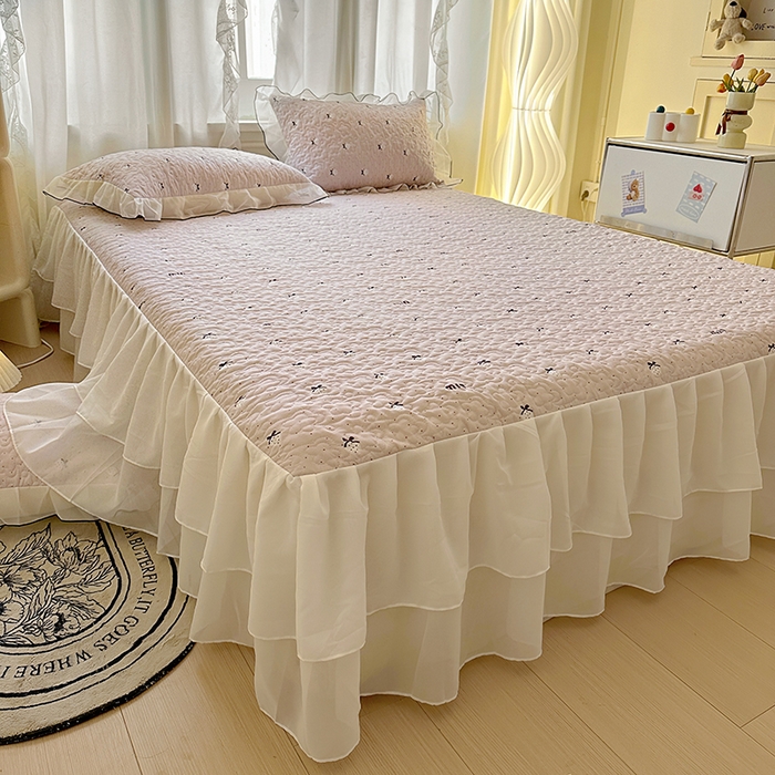 91家纺网 家纺一手货源 找家纺 易辰美 2025新款亲肤舒适印花夹棉公主风床裙 草莓啵啵-粉