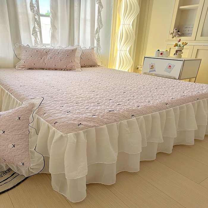 91家纺网 家纺一手货源 找家纺 易辰美 2025新款亲肤舒适印花夹棉公主风床裙 草莓啵啵-粉