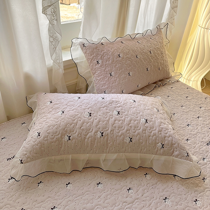 91家纺网 家纺一手货源 找家纺 易辰美 2025新款亲肤舒适印花夹棉公主风床裙 草莓啵啵-粉