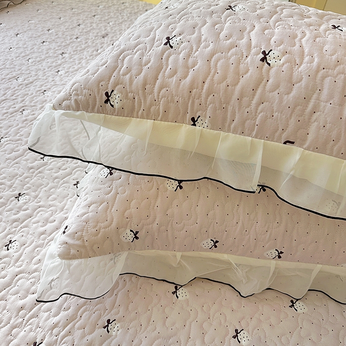 91家纺网 家纺一手货源 找家纺 易辰美 2025新款亲肤舒适印花夹棉公主风床裙 草莓啵啵-粉