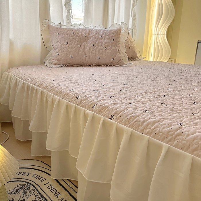 91家纺网 家纺一手货源 找家纺 易辰美 2025新款亲肤舒适印花夹棉公主风床裙 草莓啵啵-粉