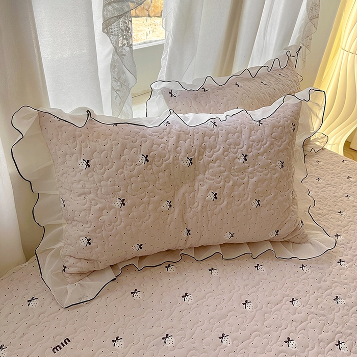 91家纺网 家纺一手货源 找家纺 易辰美 2025新款亲肤舒适印花夹棉公主风床裙 草莓啵啵-粉