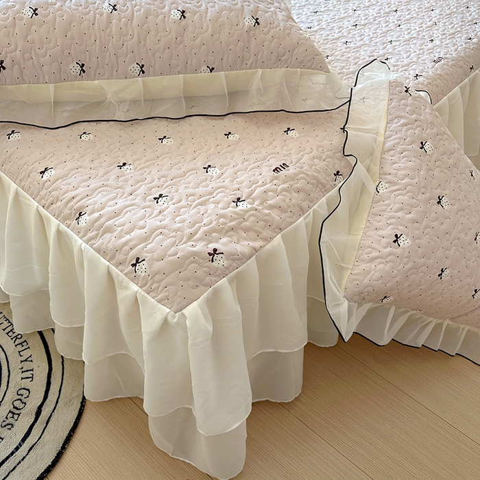 91家纺网 家纺一手货源 找家纺 易辰美 2025新款亲肤舒适印花夹棉公主风床裙 草莓啵啵-粉