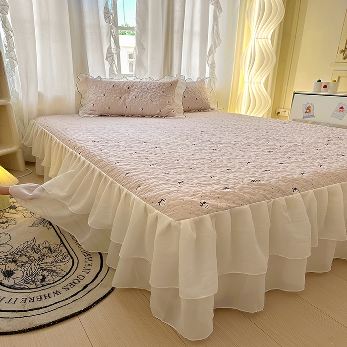 91家纺网 家纺一手货源 找家纺 易辰美 2025新款亲肤舒适印花夹棉公主风床裙 草莓啵啵-粉