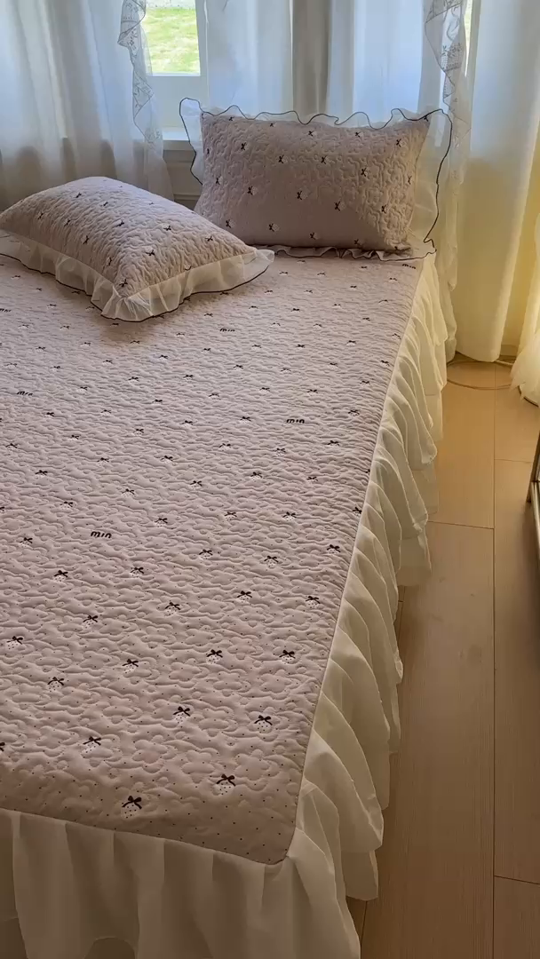 91家纺网 家纺一手货源 找家纺 易辰美 2025新款亲肤舒适印花夹棉公主风床裙 草莓啵啵-粉