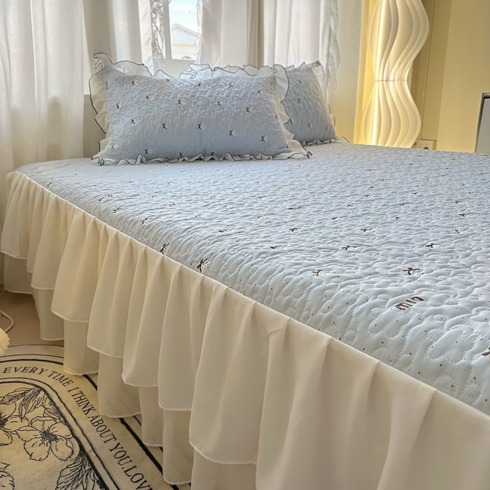 91家纺网 家纺一手货源 找家纺 易辰美 2025新款亲肤舒适印花夹棉公主风床裙 草莓啵啵-兰