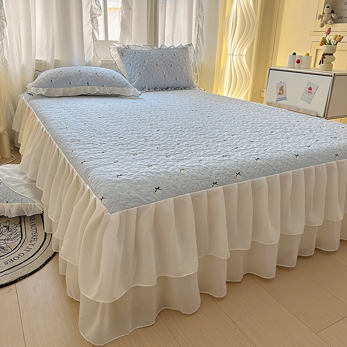 91家纺网 家纺一手货源 找家纺 易辰美 2025新款亲肤舒适印花夹棉公主风床裙 草莓啵啵-兰