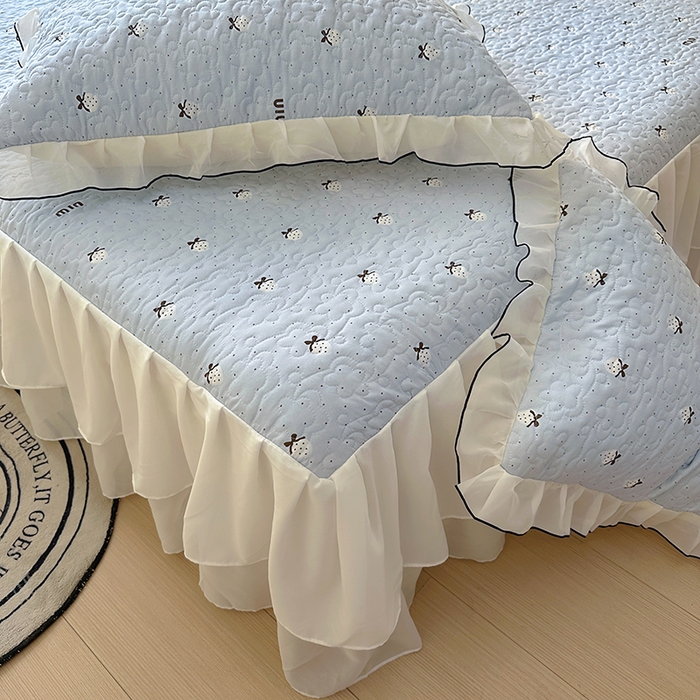 91家纺网 家纺一手货源 找家纺 易辰美 2025新款亲肤舒适印花夹棉公主风床裙 草莓啵啵-兰