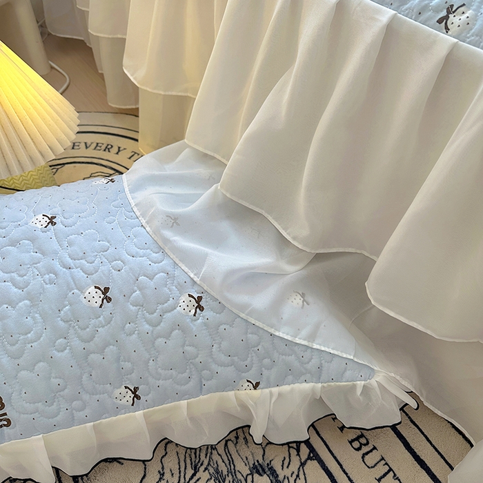 91家纺网 家纺一手货源 找家纺 易辰美 2025新款亲肤舒适印花夹棉公主风床裙 草莓啵啵-兰