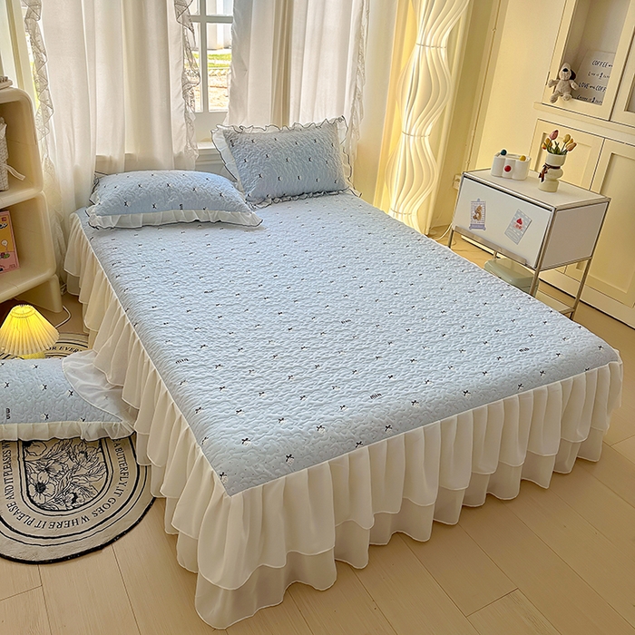 91家纺网 家纺一手货源 找家纺 易辰美 2025新款亲肤舒适印花夹棉公主风床裙 草莓啵啵-兰