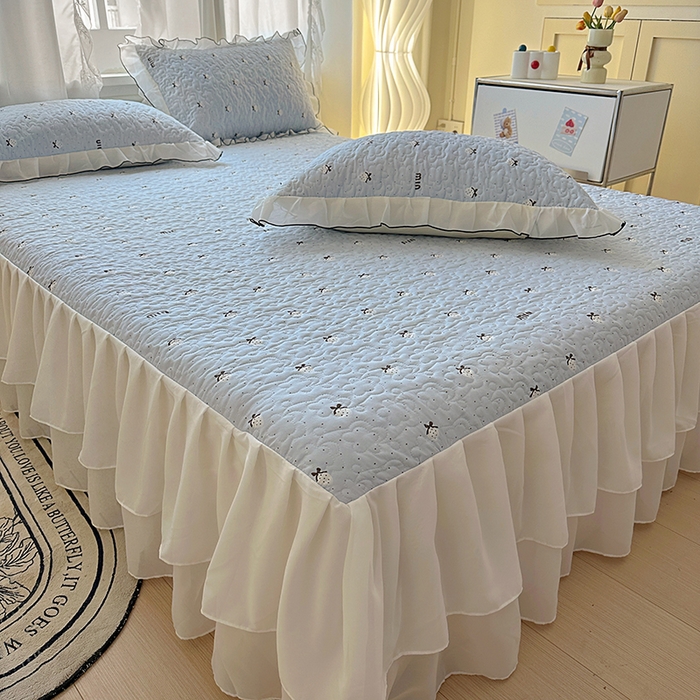 91家纺网 家纺一手货源 找家纺 易辰美 2025新款亲肤舒适印花夹棉公主风床裙 草莓啵啵-兰