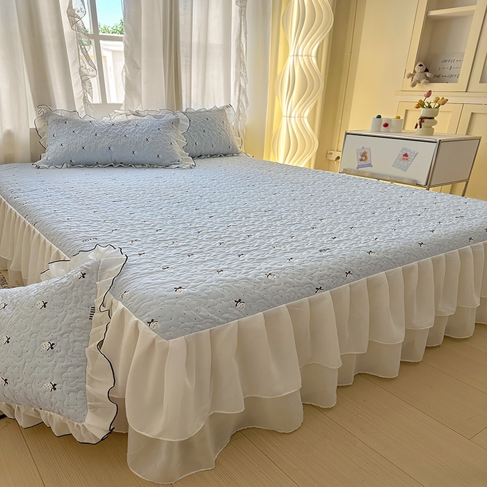 91家纺网 家纺一手货源 找家纺 易辰美 2025新款亲肤舒适印花夹棉公主风床裙 草莓啵啵-兰