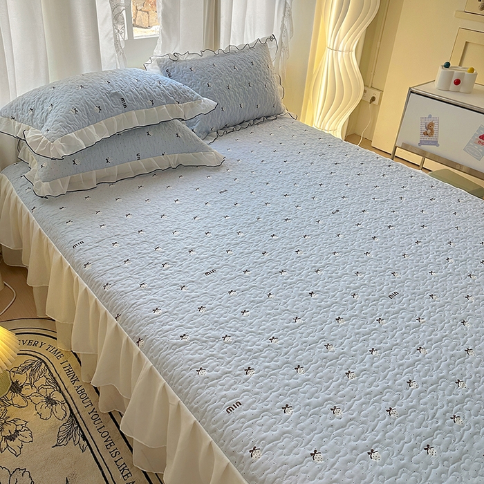 91家纺网 家纺一手货源 找家纺 易辰美 2025新款亲肤舒适印花夹棉公主风床裙 草莓啵啵-兰