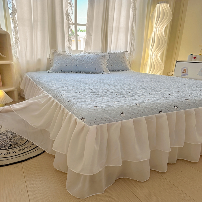 91家纺网 家纺一手货源 找家纺 易辰美 2025新款亲肤舒适印花夹棉公主风床裙 草莓啵啵-兰