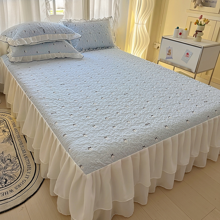 91家纺网 家纺一手货源 找家纺 易辰美 2025新款亲肤舒适印花夹棉公主风床裙 草莓啵啵-兰