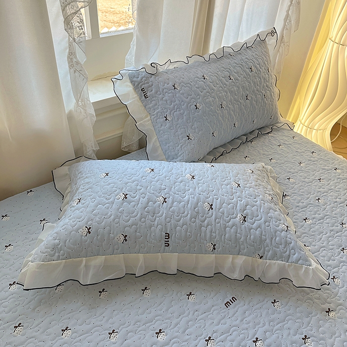 91家纺网 家纺一手货源 找家纺 易辰美 2025新款亲肤舒适印花夹棉公主风床裙 草莓啵啵-兰