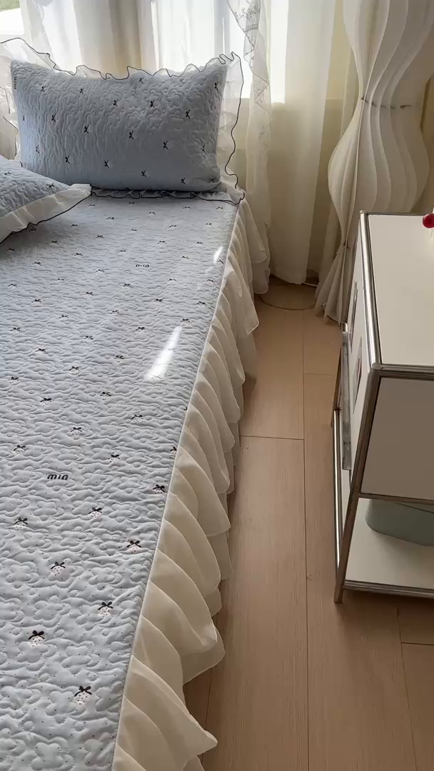 91家纺网 家纺一手货源 找家纺 易辰美 2025新款亲肤舒适印花夹棉公主风床裙 草莓啵啵-兰