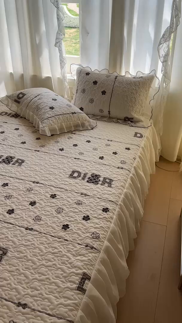 91家纺网 家纺一手货源 找家纺 易辰美 2025新款亲肤舒适印花夹棉公主风床裙 煌朝-灰