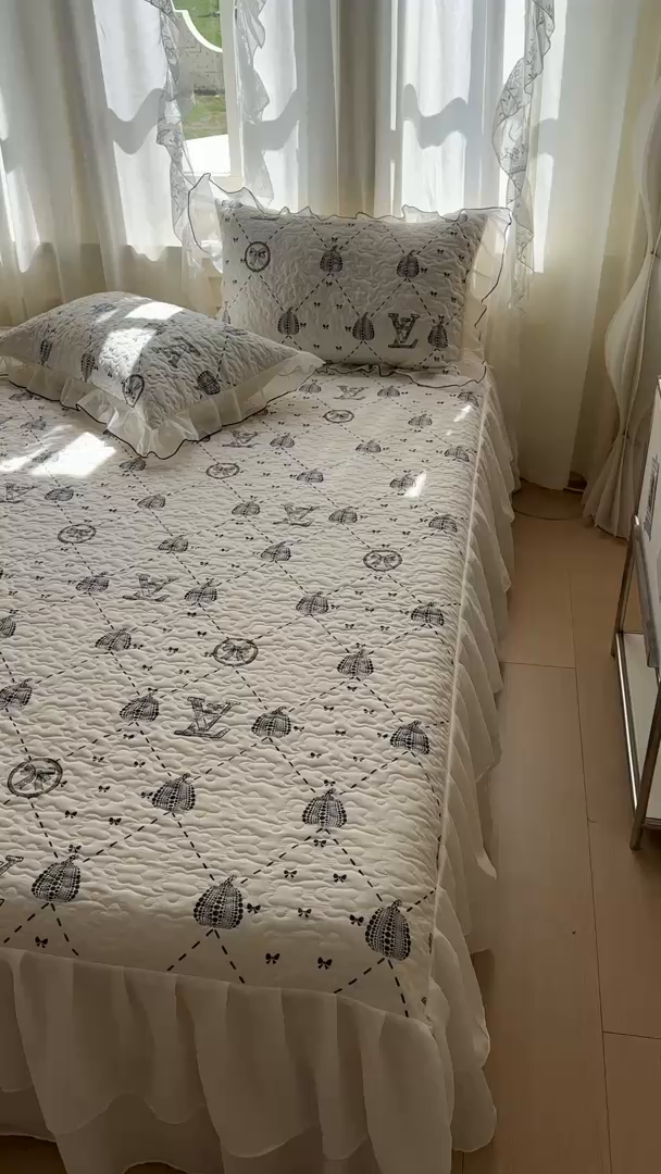 91家纺网 家纺一手货源 找家纺 易辰美 2025新款亲肤舒适印花夹棉公主风床裙 榴夏-灰