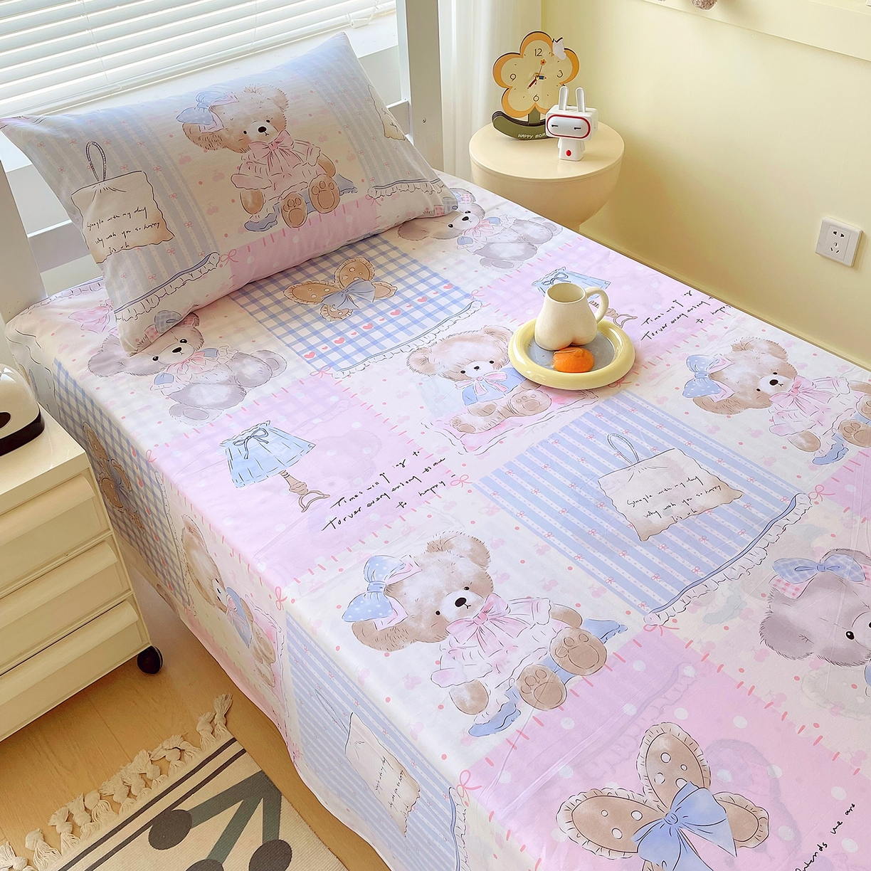 91家纺网 家纺一手货源 找家纺 金鑫汇家纺 2025新款全棉学生宿舍单品床单系列 熊熊精灵