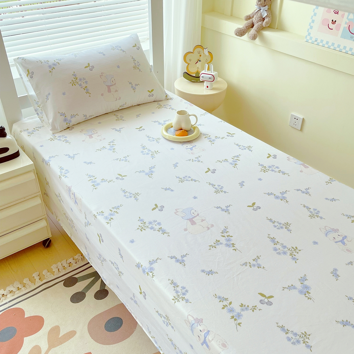 91家纺网 家纺一手货源 找家纺 金鑫汇家纺 2025新款全棉学生宿舍单品床单系列 花丛兔