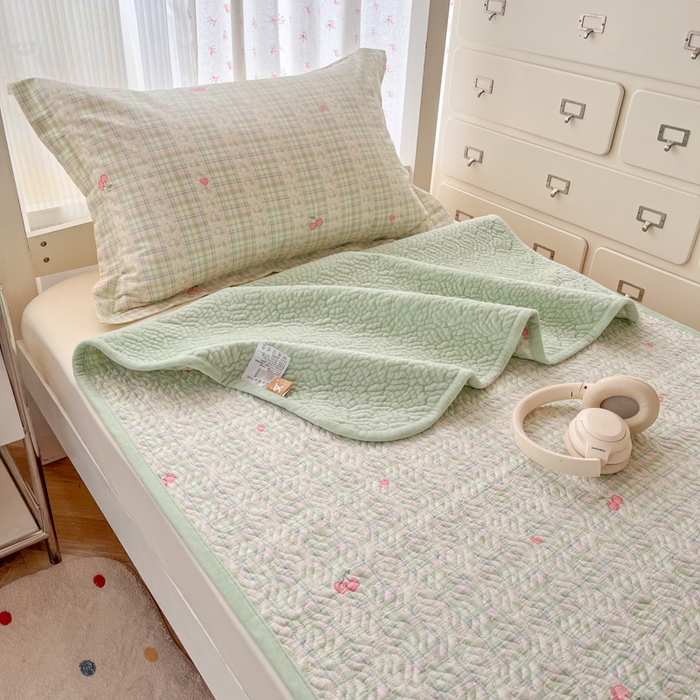 91家纺网 家纺一手货源 找家纺 暖居2025新款学生季三件套棉加绒床盖双面被套学生宿舍专用 樱桃小丸子