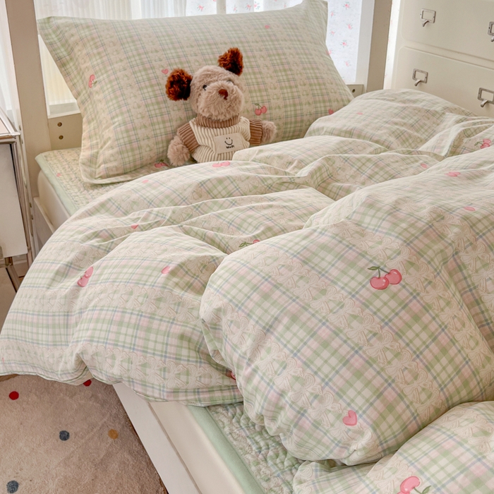 91家纺网 家纺一手货源 找家纺 暖居2025新款学生季三件套棉加绒床盖双面被套学生宿舍专用 樱桃小丸子