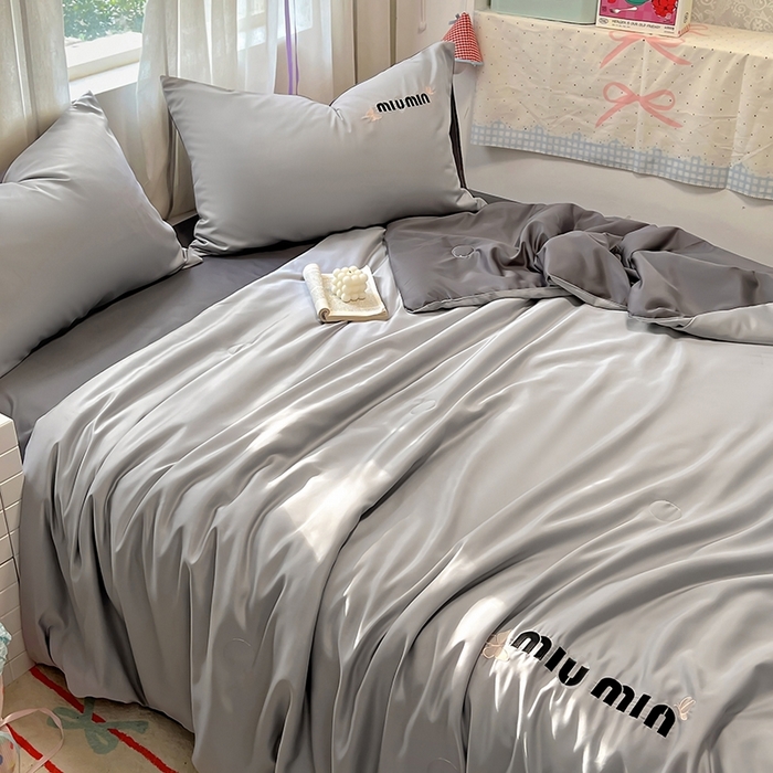 91家纺网 家纺一手货源 找家纺 花伞家居 2025新款刺绣高级感水洗真丝夏被四件套含买家秀 字母蝴蝶-浅灰+高级灰