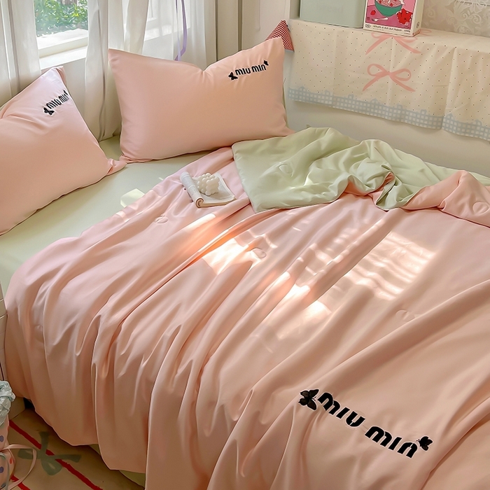 91家纺网 家纺一手货源 找家纺 花伞家居 2025新款刺绣高级感水洗真丝夏被四件套含买家秀 字母蝴蝶-浅玉+豆绿