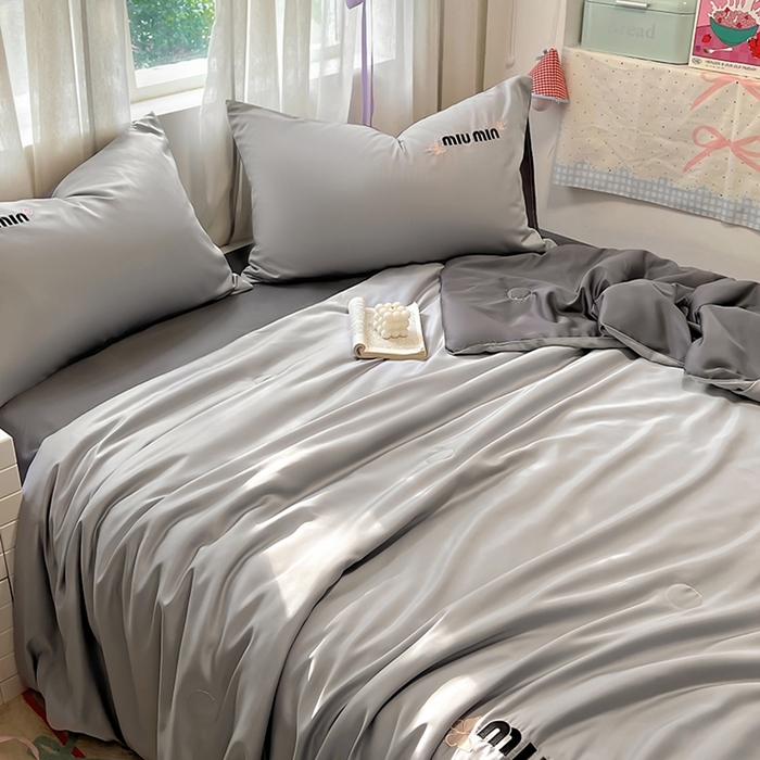 91家纺网 家纺一手货源 找家纺 花伞家居 2025新款刺绣高级感水洗真丝夏被四件套含买家秀 字母蝴蝶-浅灰+高级灰