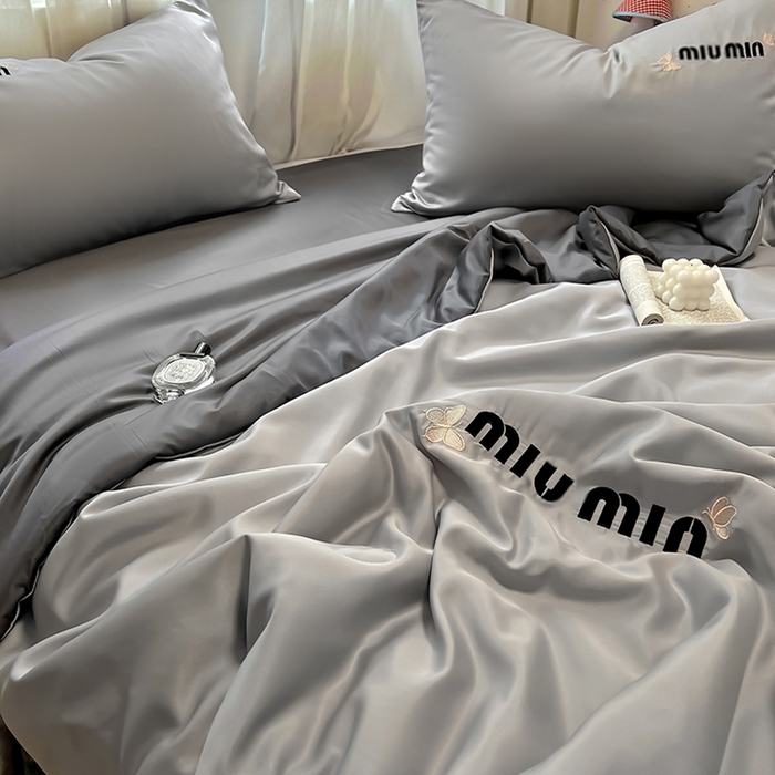 91家纺网 家纺一手货源 找家纺 花伞家居 2025新款刺绣高级感水洗真丝夏被四件套含买家秀 字母蝴蝶-浅灰+高级灰