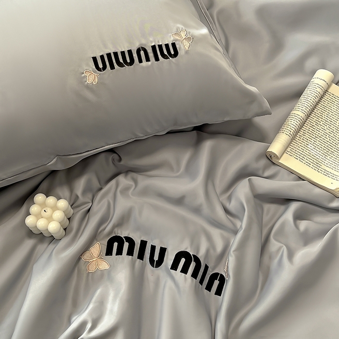 91家纺网 家纺一手货源 找家纺 花伞家居 2025新款刺绣高级感水洗真丝夏被四件套含买家秀 字母蝴蝶-浅灰