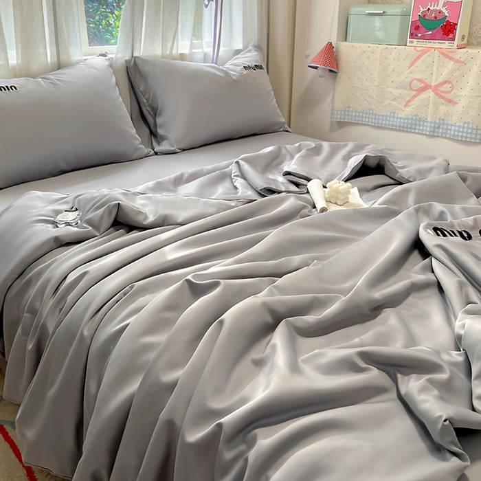 91家纺网 家纺一手货源 找家纺 花伞家居 2025新款刺绣高级感水洗真丝夏被四件套含买家秀 字母蝴蝶-浅灰