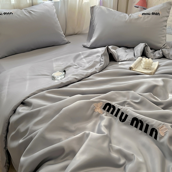 91家纺网 家纺一手货源 找家纺 花伞家居 2025新款刺绣高级感水洗真丝夏被四件套含买家秀 字母蝴蝶-浅灰