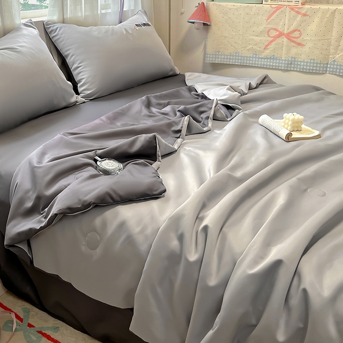 91家纺网 家纺一手货源 找家纺 花伞家居 2025新款刺绣高级感水洗真丝夏被四件套含买家秀 字母蝴蝶-浅灰+高级灰