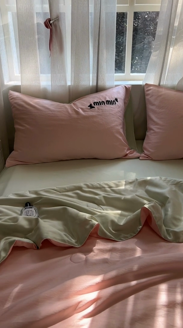 91家纺网 家纺一手货源 找家纺 花伞家居 2025新款刺绣高级感水洗真丝夏被四件套含买家秀 字母蝴蝶-浅玉+豆绿