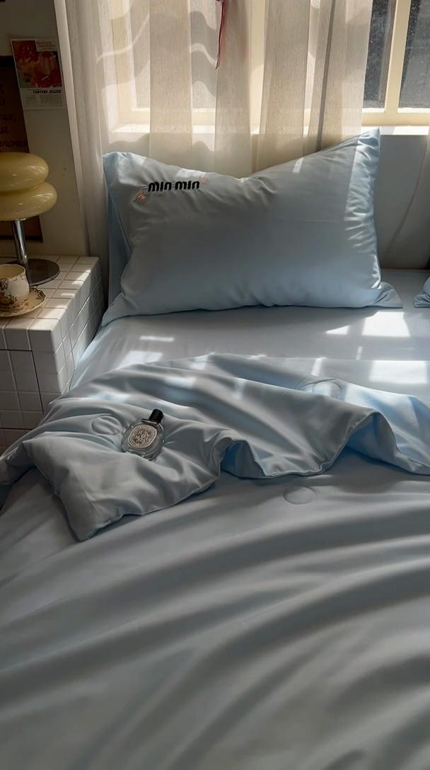 91家纺网 家纺一手货源 找家纺 花伞家居 2025新款刺绣高级感水洗真丝夏被四件套含买家秀 字母蝴蝶-兰