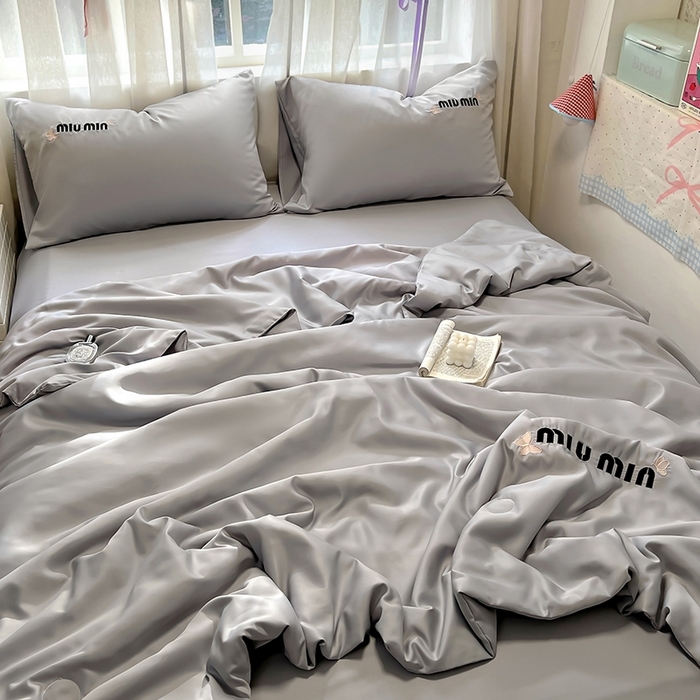 91家纺网 家纺一手货源 找家纺 花伞家居 2025新款刺绣高级感水洗真丝夏被四件套含买家秀 字母蝴蝶-浅灰