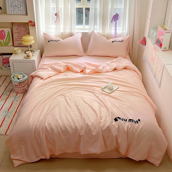 91家纺网 家纺一手货源 找家纺 花伞家居 2025新款刺绣高级感水洗真丝夏被四件套含买家秀 字母蝴蝶-浅玉