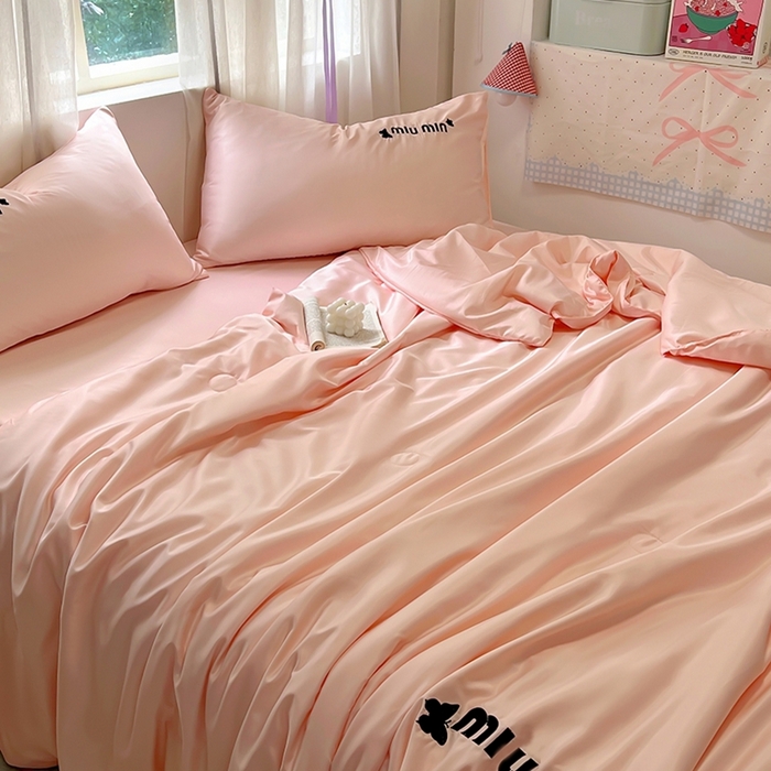 91家纺网 家纺一手货源 找家纺 花伞家居 2025新款刺绣高级感水洗真丝夏被四件套含买家秀 字母蝴蝶-浅玉