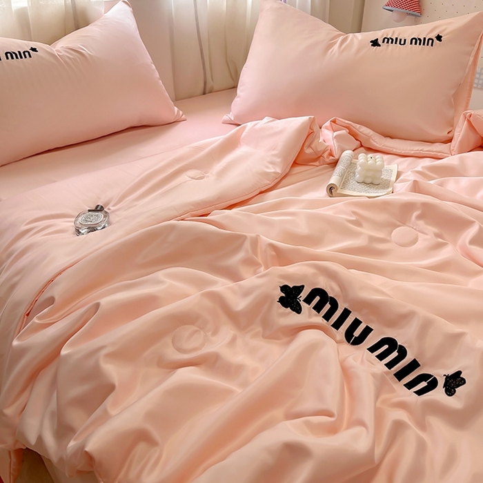 91家纺网 家纺一手货源 找家纺 花伞家居 2025新款刺绣高级感水洗真丝夏被四件套含买家秀 字母蝴蝶-浅玉