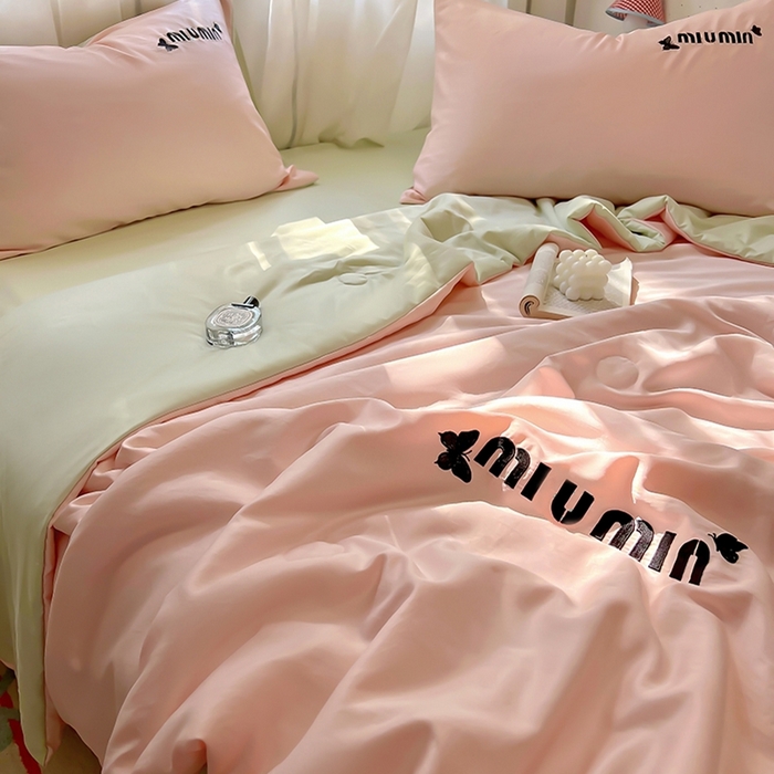 91家纺网 家纺一手货源 找家纺 花伞家居 2025新款刺绣高级感水洗真丝夏被四件套含买家秀 字母蝴蝶-浅玉+豆绿