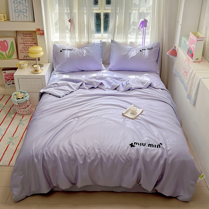 91家纺网 家纺一手货源 找家纺 花伞家居 2025新款刺绣高级感水洗真丝夏被四件套含买家秀 字母蝴蝶-星黛紫