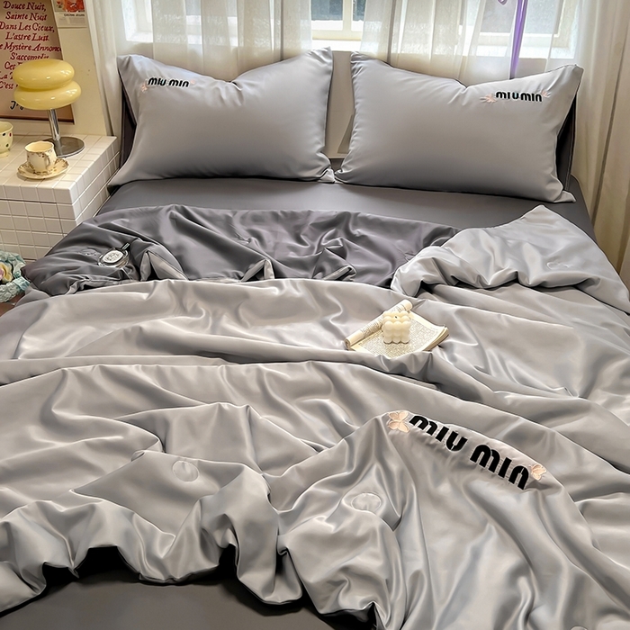 91家纺网 家纺一手货源 找家纺 花伞家居 2025新款刺绣高级感水洗真丝夏被四件套含买家秀 字母蝴蝶-浅灰+高级灰