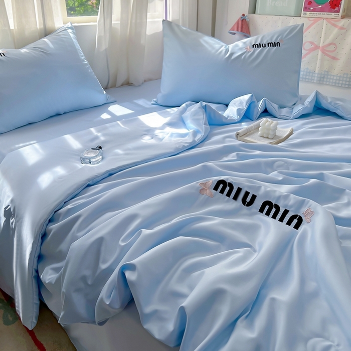 91家纺网 家纺一手货源 找家纺 花伞家居 2025新款刺绣高级感水洗真丝夏被四件套含买家秀 字母蝴蝶-兰